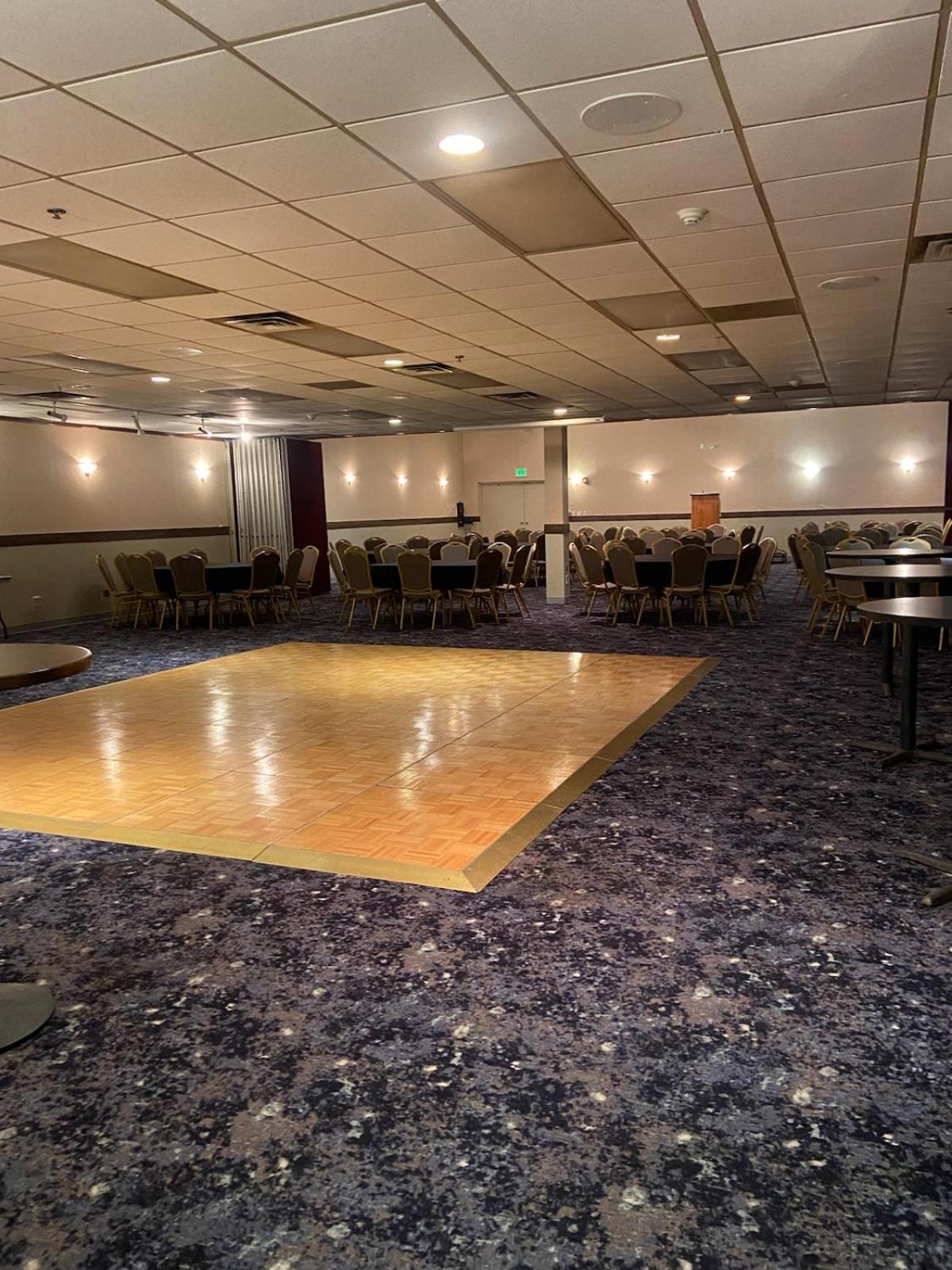 Clarion Inn & Suites And Convention Center كيرني المظهر الخارجي الصورة