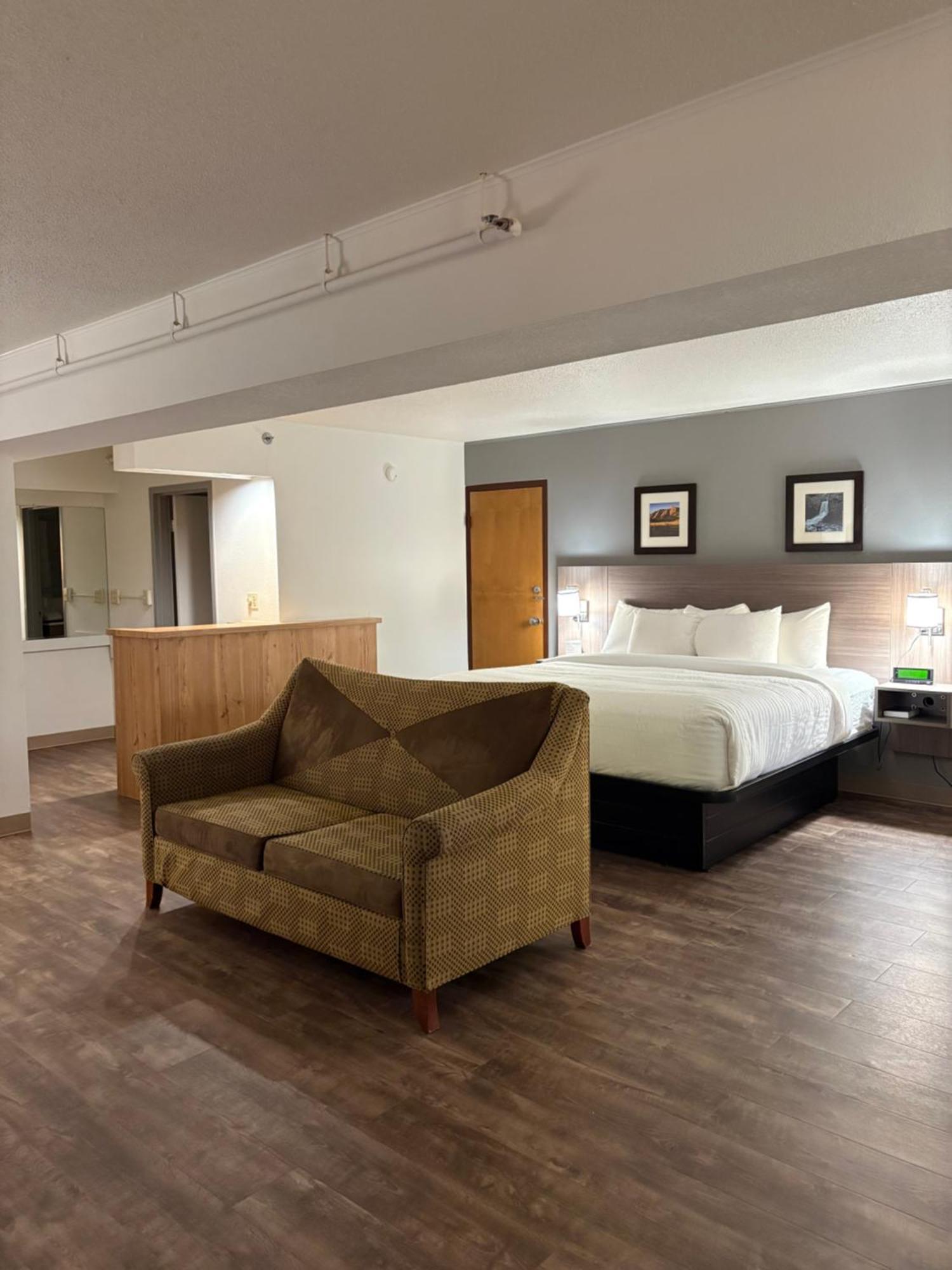Clarion Inn & Suites And Convention Center كيرني المظهر الخارجي الصورة