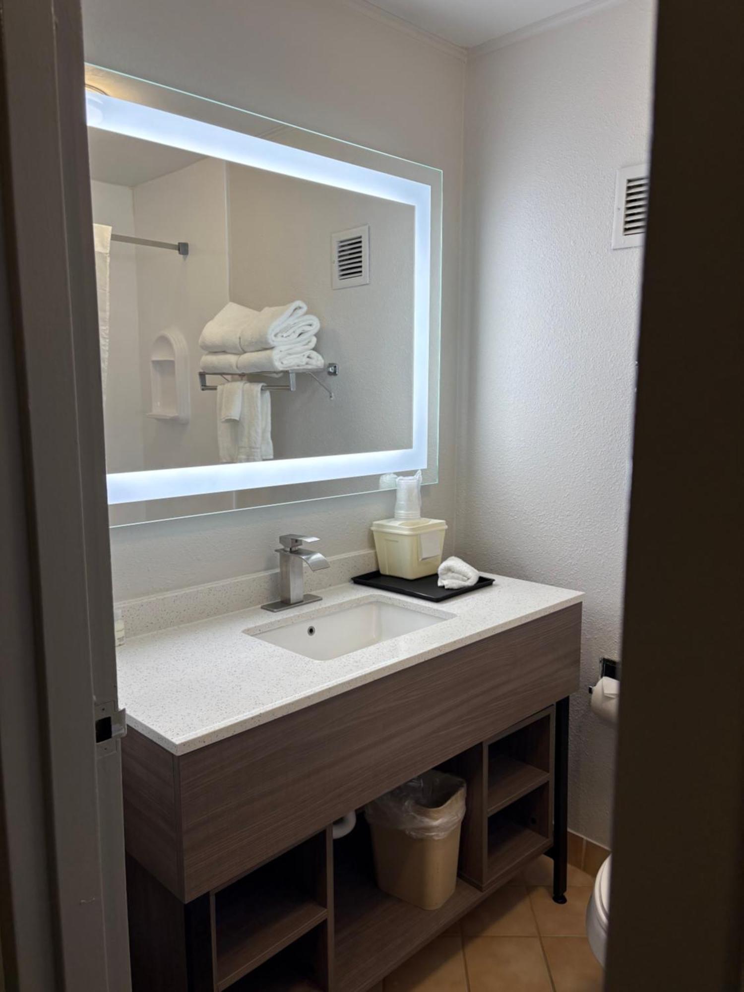 Clarion Inn & Suites And Convention Center كيرني المظهر الخارجي الصورة