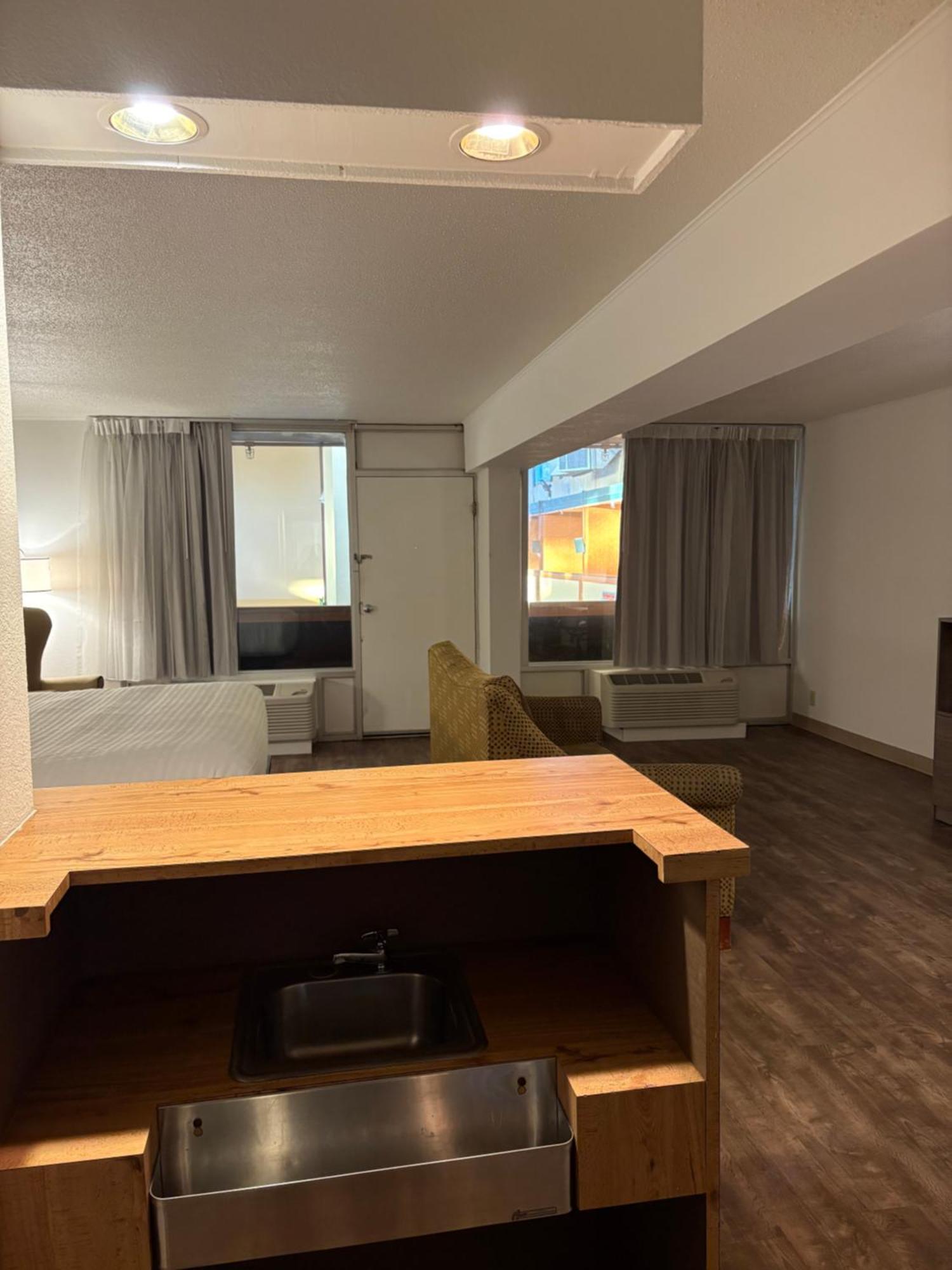 Clarion Inn & Suites And Convention Center كيرني المظهر الخارجي الصورة