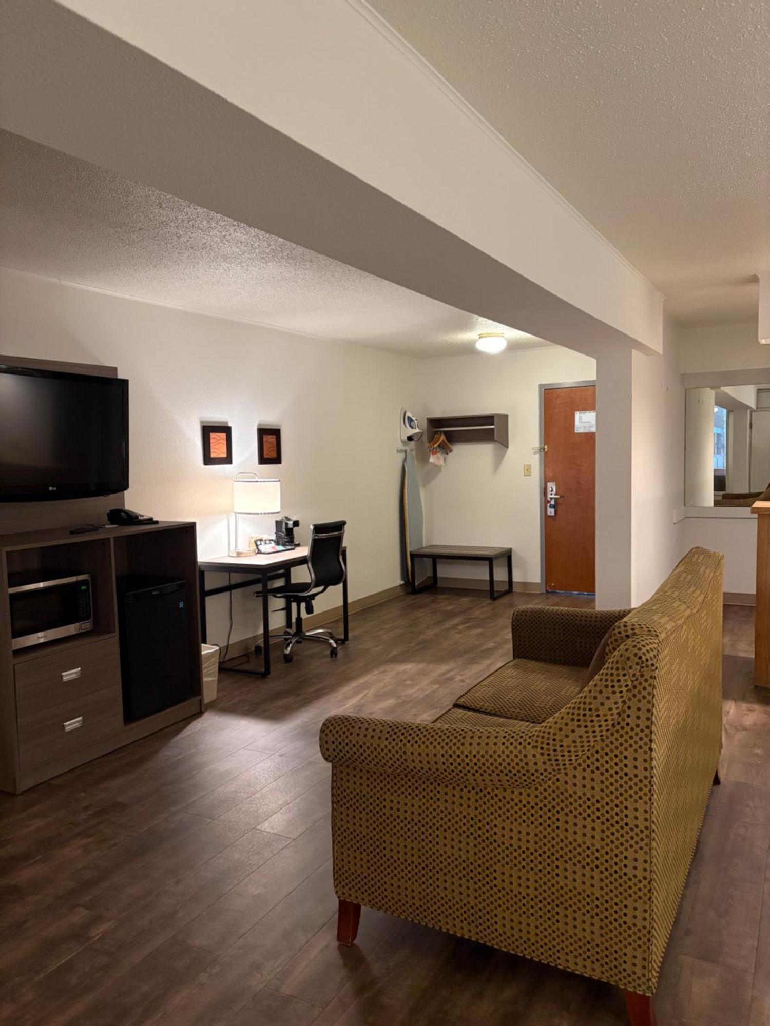 Clarion Inn & Suites And Convention Center كيرني المظهر الخارجي الصورة