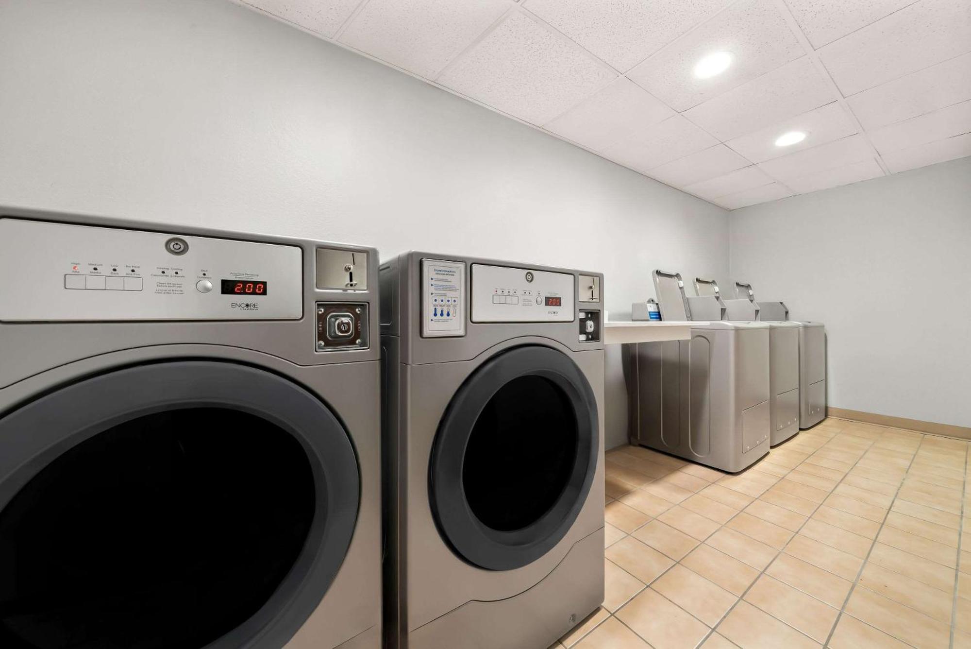 Clarion Inn & Suites And Convention Center كيرني المظهر الخارجي الصورة