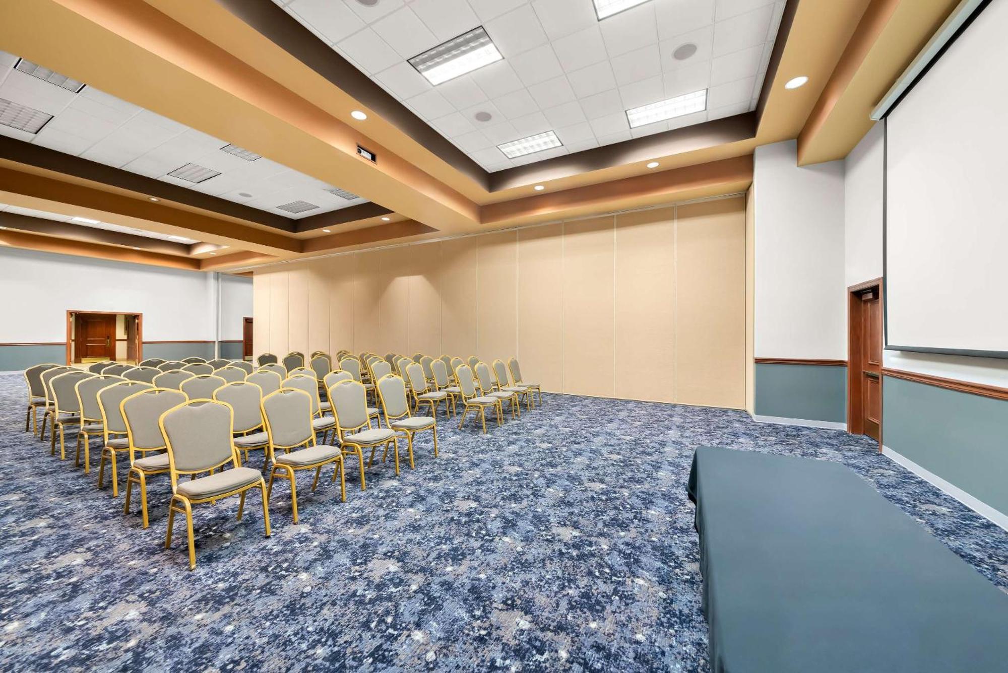 Clarion Inn & Suites And Convention Center كيرني المظهر الخارجي الصورة
