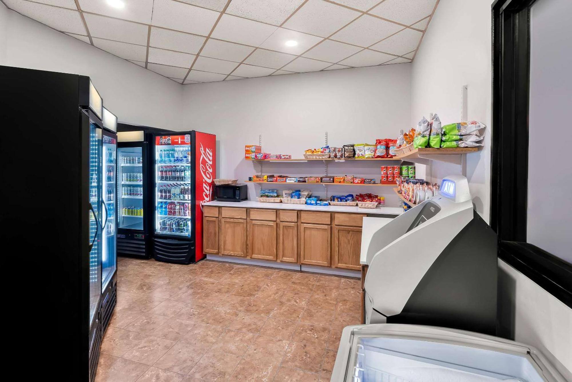 Clarion Inn & Suites And Convention Center كيرني المظهر الخارجي الصورة
