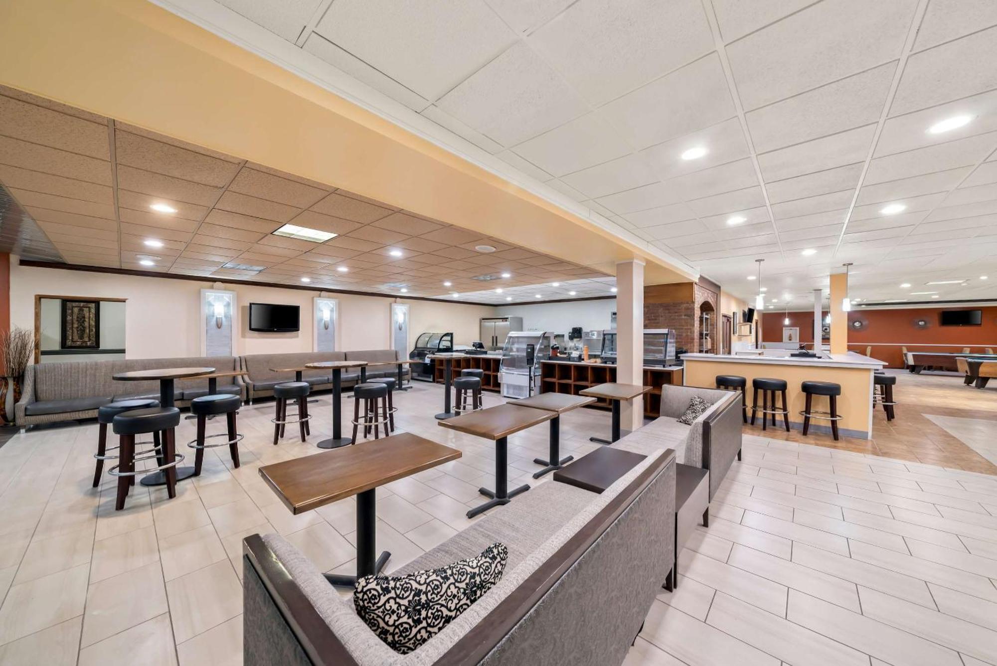 Clarion Inn & Suites And Convention Center كيرني المظهر الخارجي الصورة