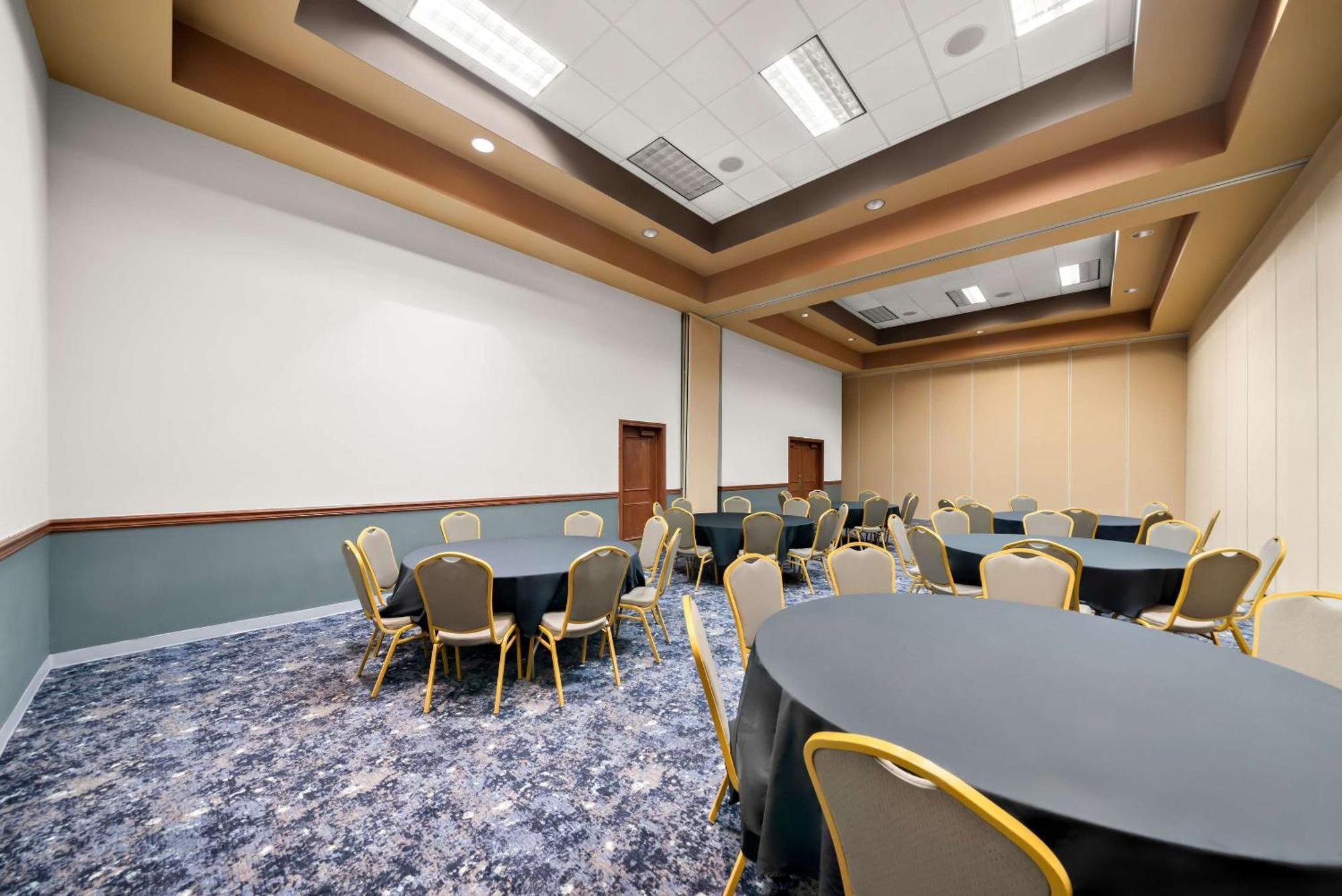 Clarion Inn & Suites And Convention Center كيرني المظهر الخارجي الصورة