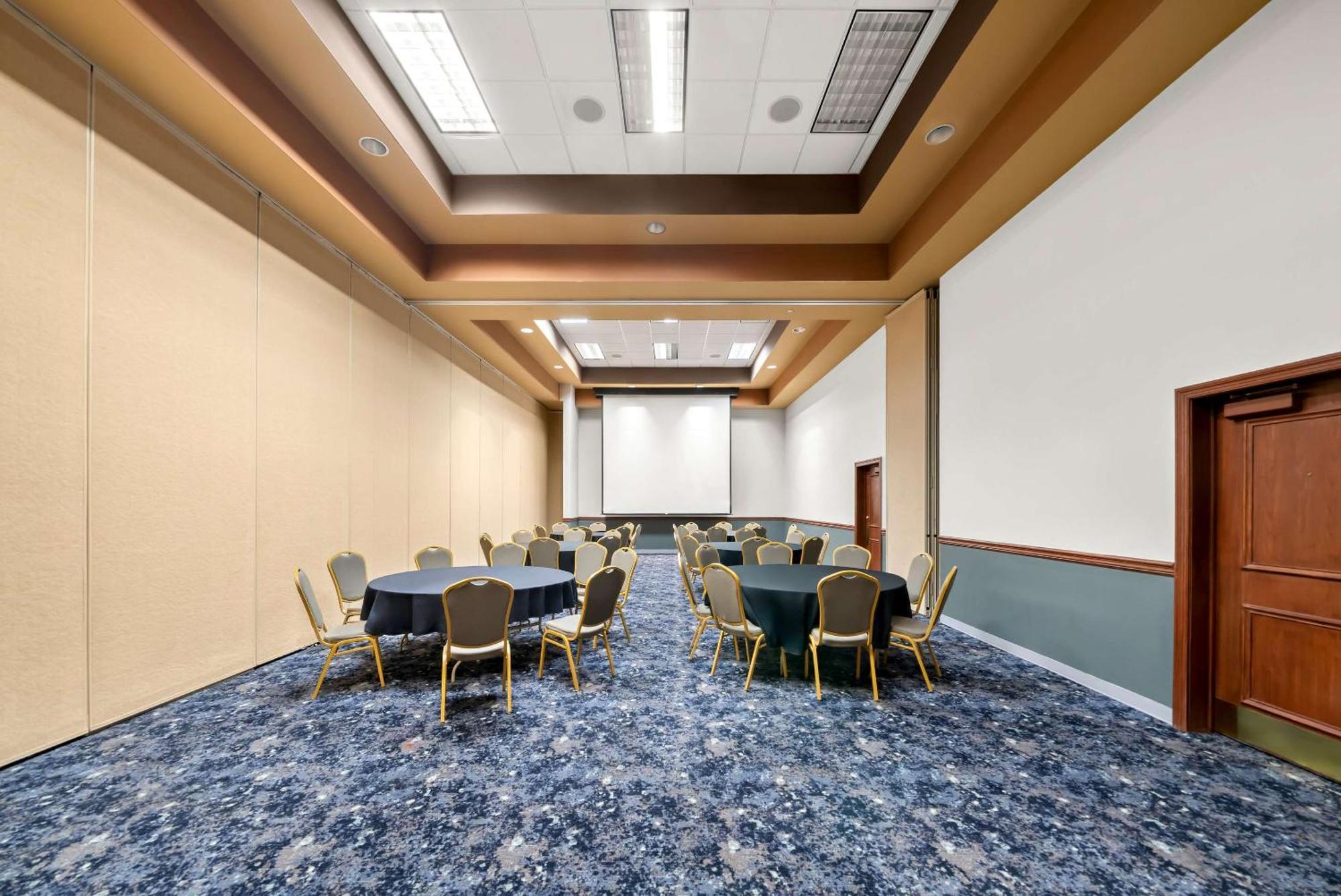 Clarion Inn & Suites And Convention Center كيرني المظهر الخارجي الصورة
