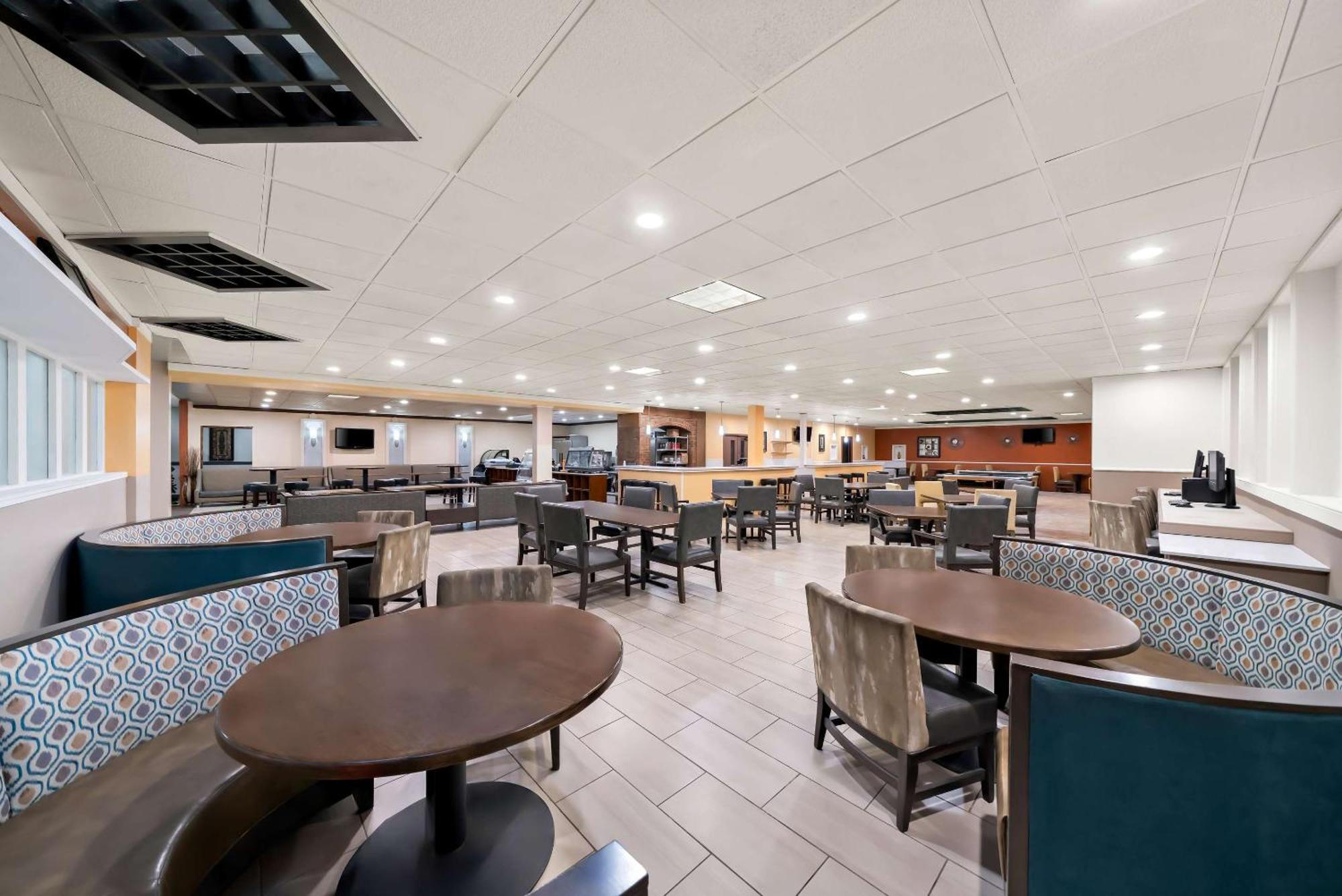 Clarion Inn & Suites And Convention Center كيرني المظهر الخارجي الصورة