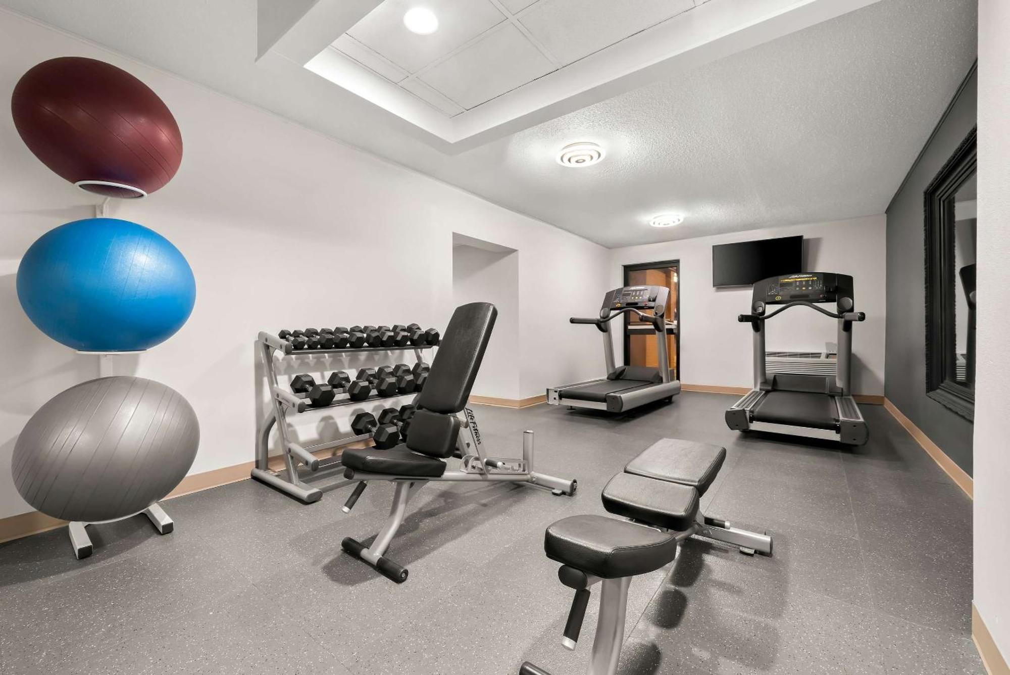 Clarion Inn & Suites And Convention Center كيرني المظهر الخارجي الصورة