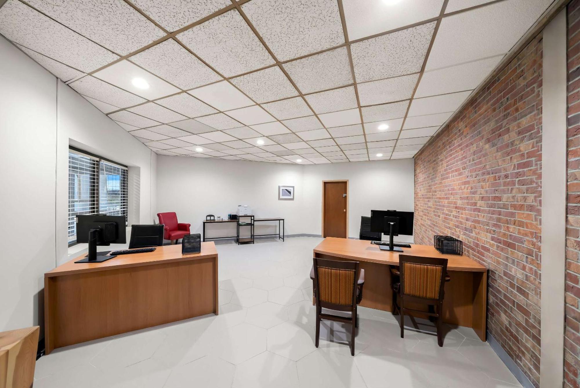 Clarion Inn & Suites And Convention Center كيرني المظهر الخارجي الصورة