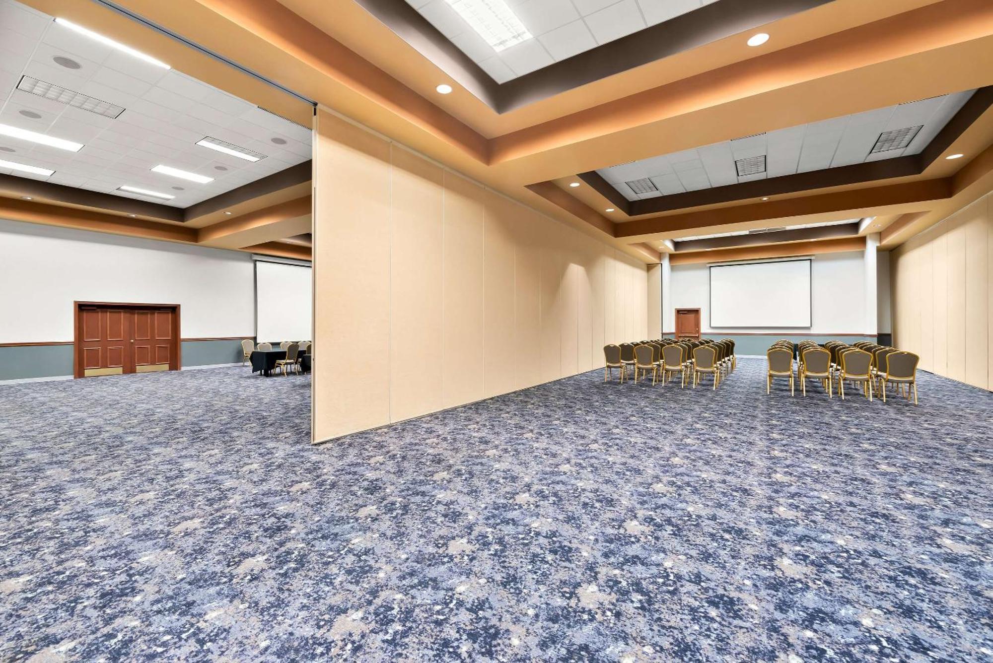 Clarion Inn & Suites And Convention Center كيرني المظهر الخارجي الصورة
