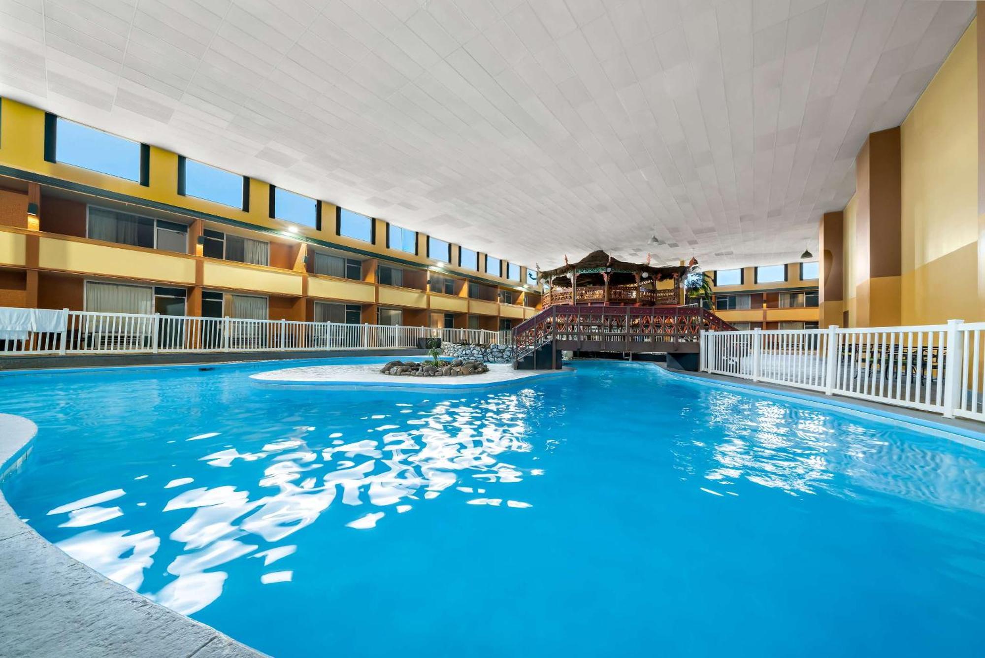 Clarion Inn & Suites And Convention Center كيرني المظهر الخارجي الصورة