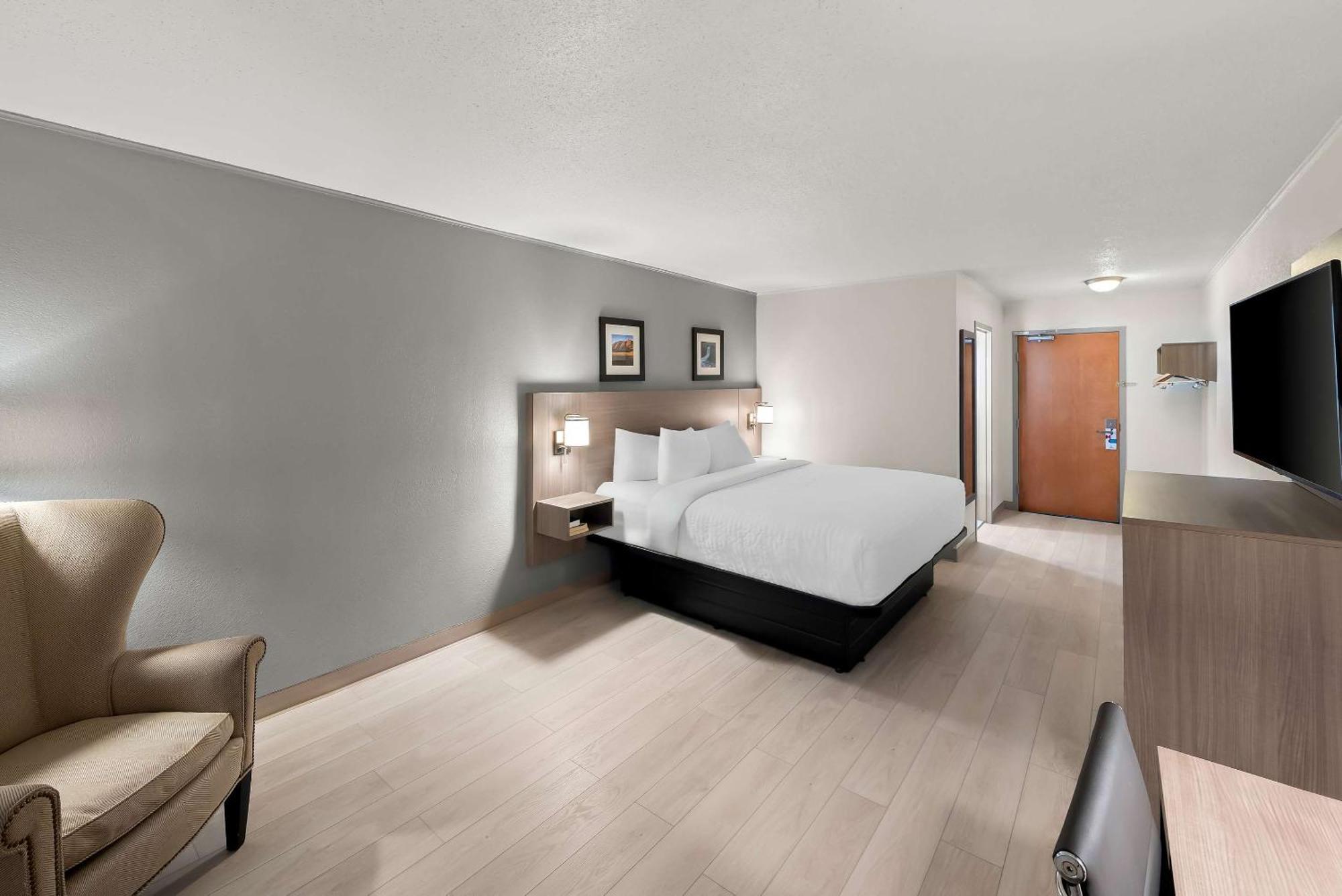 Clarion Inn & Suites And Convention Center كيرني المظهر الخارجي الصورة