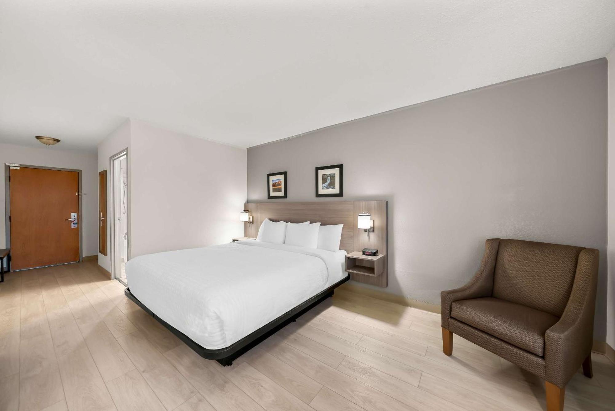 Clarion Inn & Suites And Convention Center كيرني المظهر الخارجي الصورة