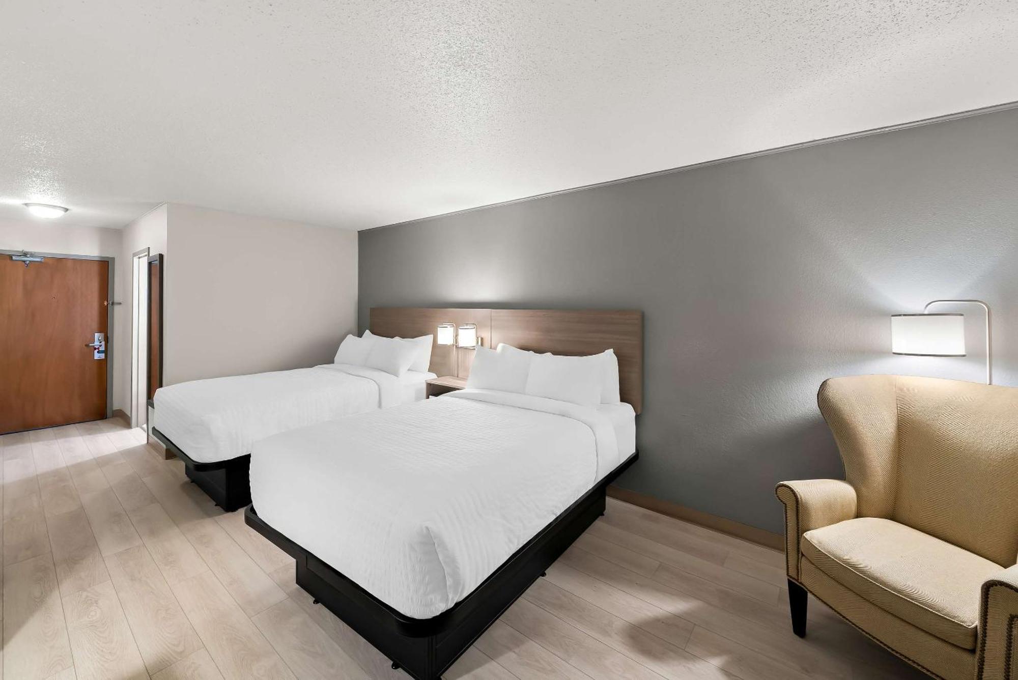 Clarion Inn & Suites And Convention Center كيرني المظهر الخارجي الصورة