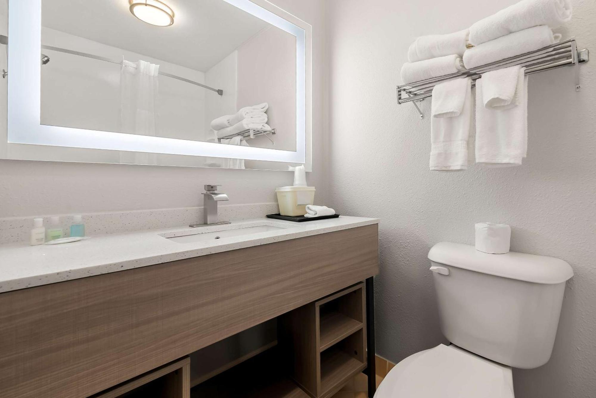 Clarion Inn & Suites And Convention Center كيرني المظهر الخارجي الصورة