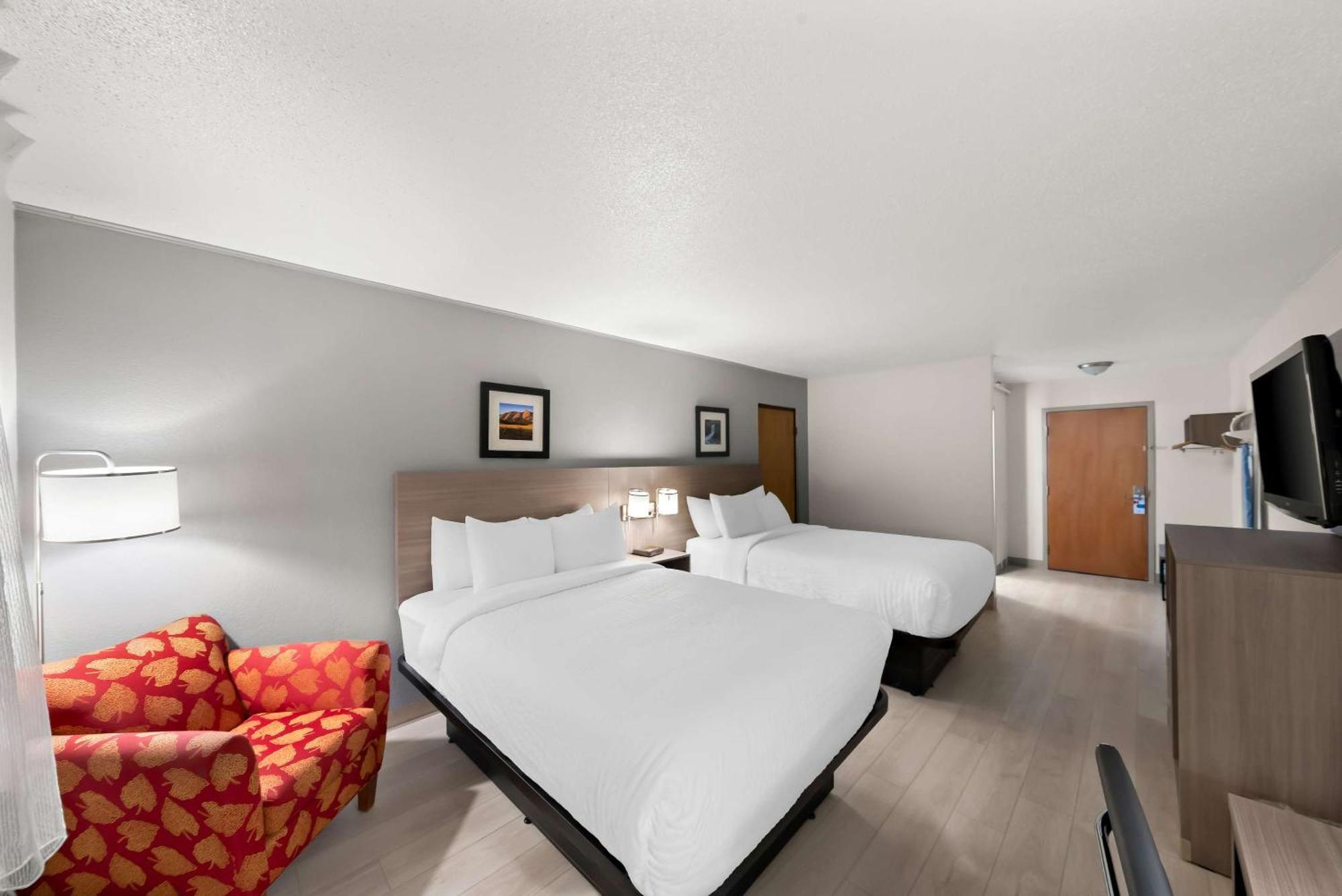 Clarion Inn & Suites And Convention Center كيرني المظهر الخارجي الصورة