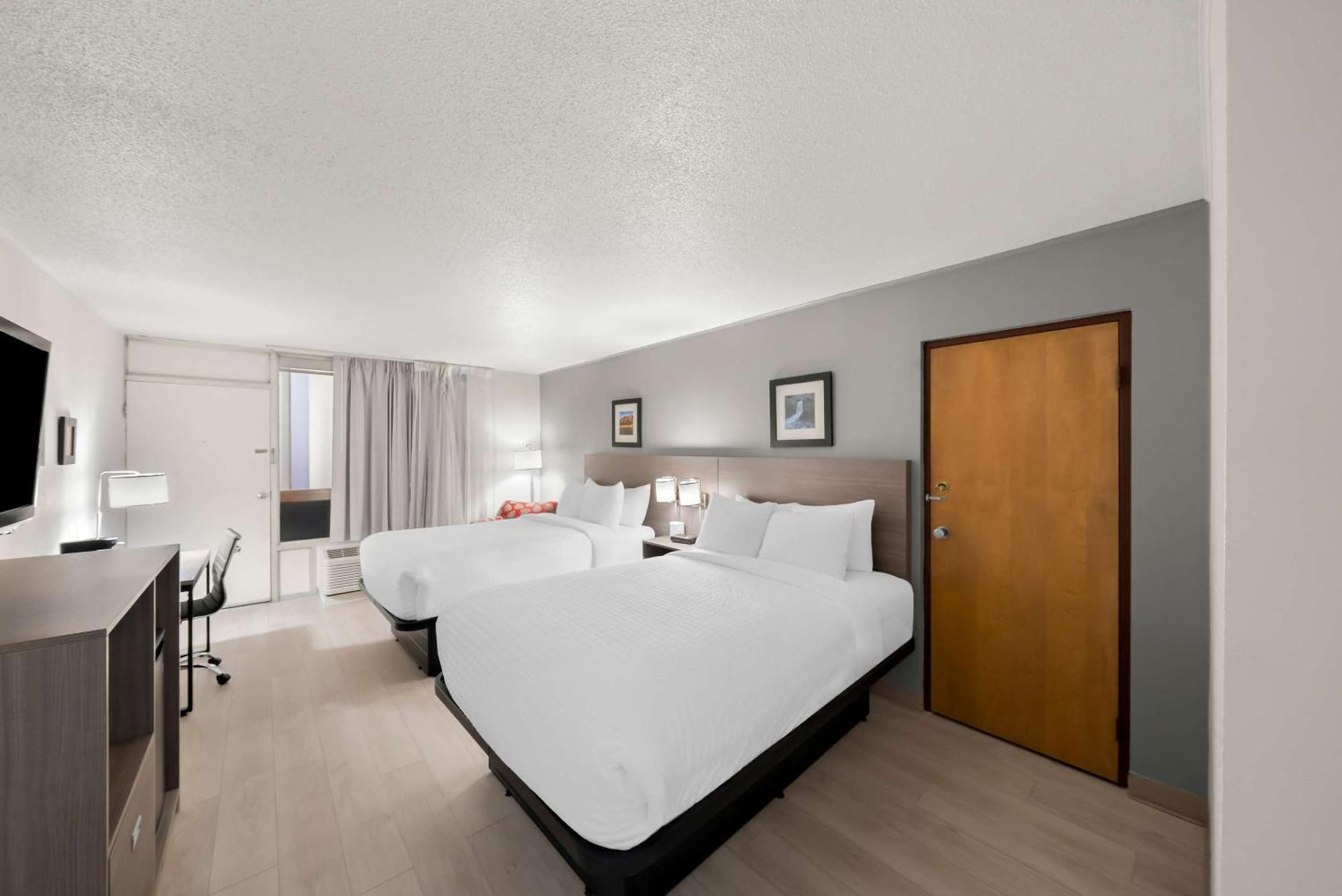 Clarion Inn & Suites And Convention Center كيرني المظهر الخارجي الصورة