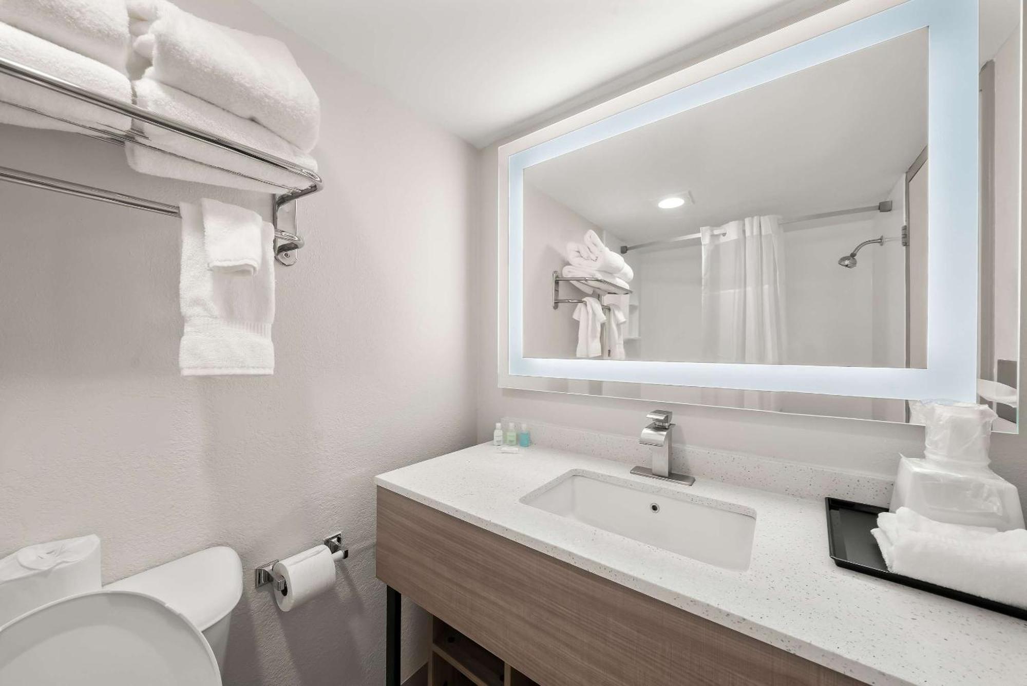 Clarion Inn & Suites And Convention Center كيرني المظهر الخارجي الصورة