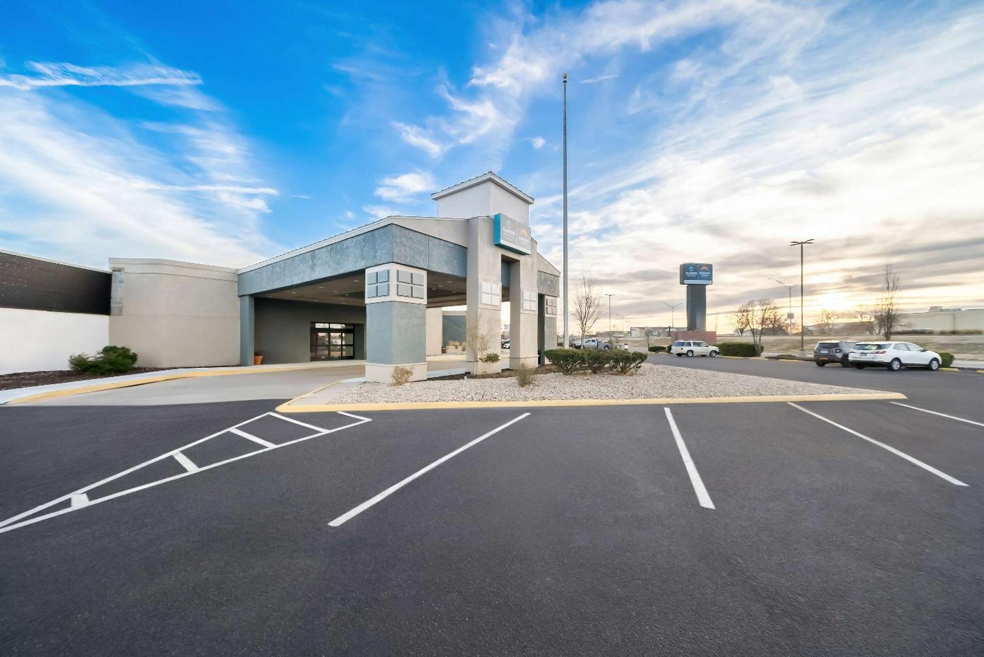 Clarion Inn & Suites And Convention Center كيرني المظهر الخارجي الصورة