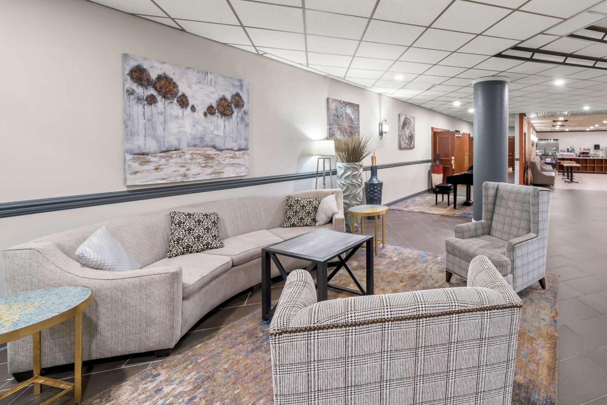 Clarion Inn & Suites And Convention Center كيرني المظهر الخارجي الصورة